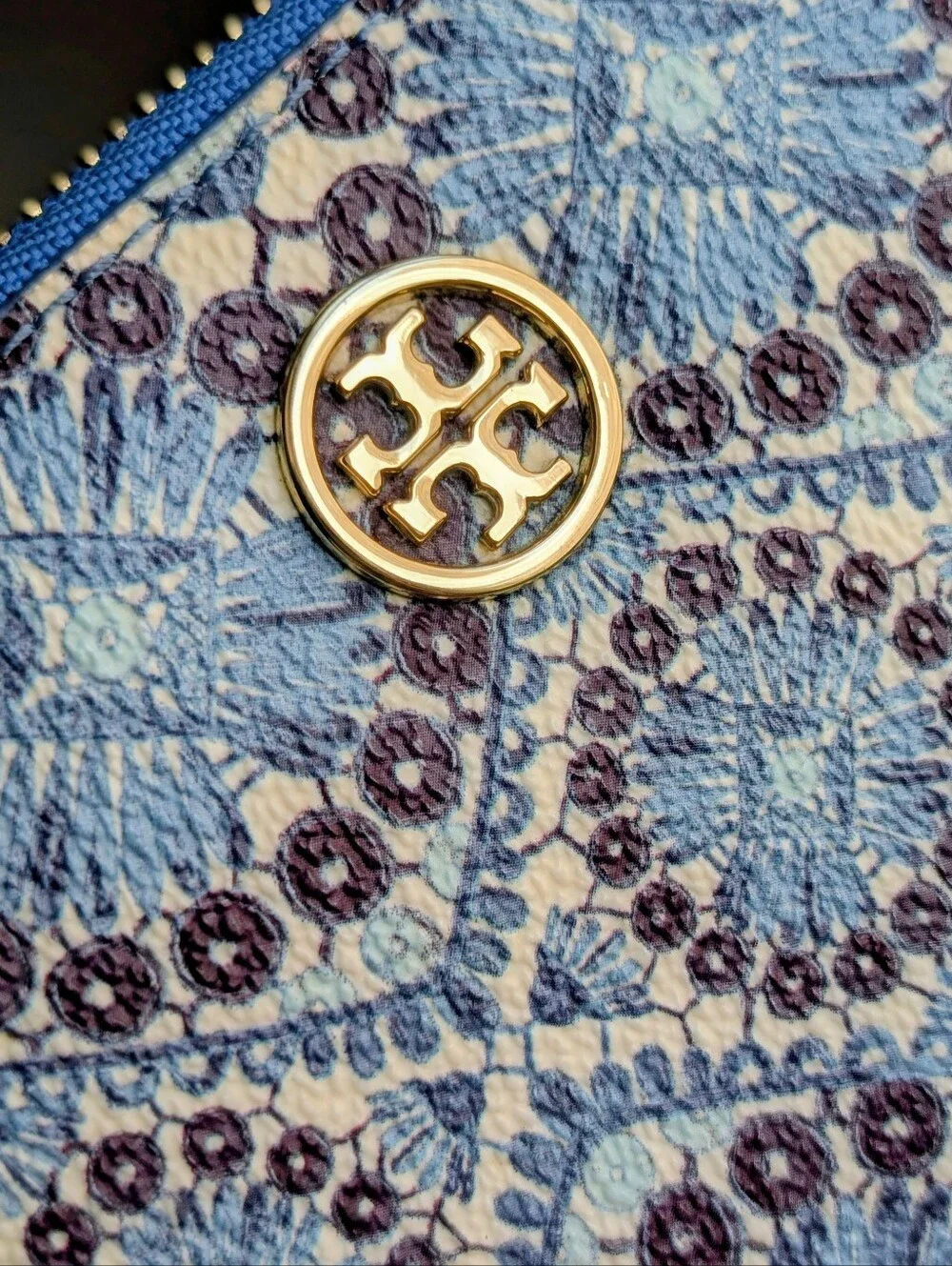 Tory Burch Blue and Cream Patterned Wristlet with Gold Logo
